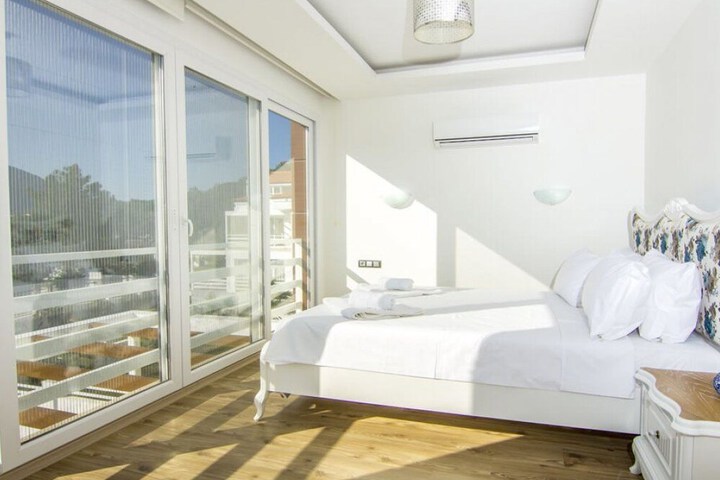 Room 4 of 35