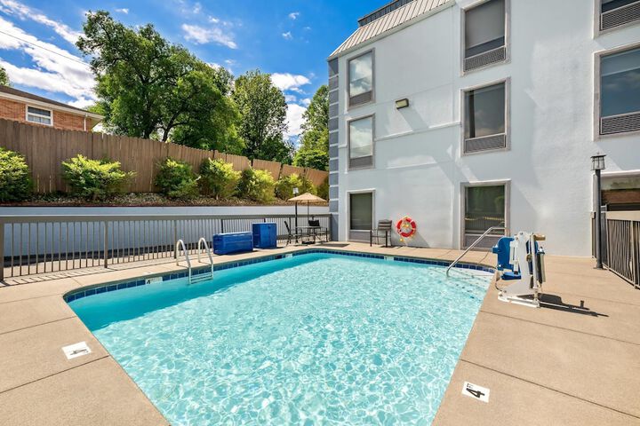 Swimming pool at Comfort Inn Kingsport Southeast