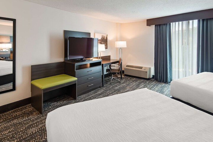 2 Queen Beds Pet Friendly Room Walk in Shower Full Breakfast (8 of 11)