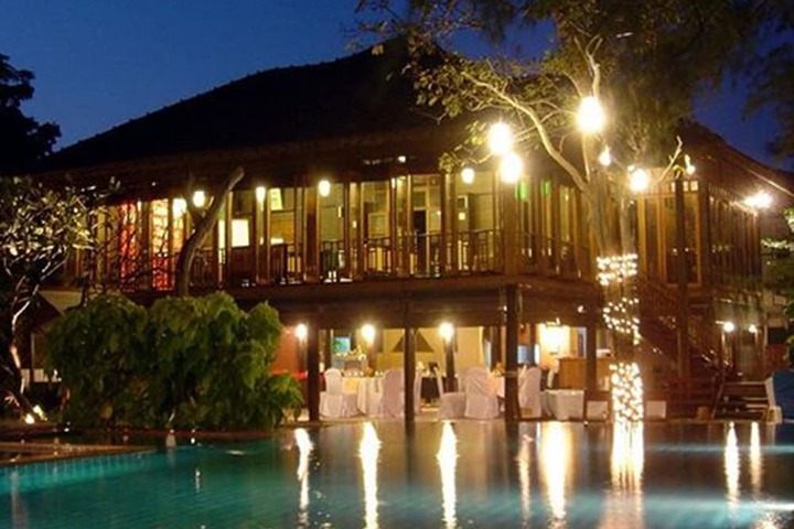 Hotel with Pool