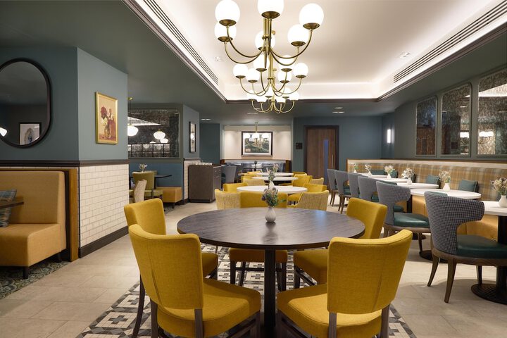 Lounge 72 of 75