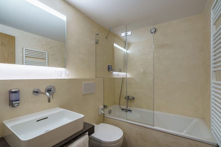 Room 45 of 102