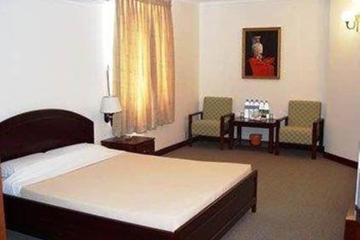 Room 6 of 28
