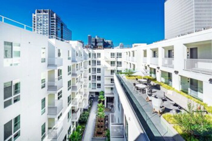 Hotel Exterior 11 of 33