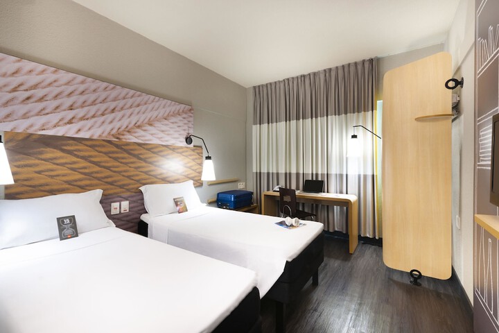 Room 6 of 37