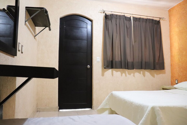 Room 6 of 17