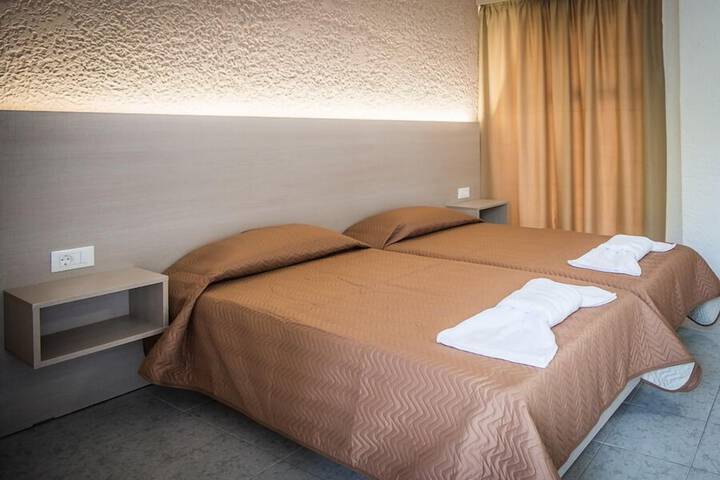 Room 4 of 28