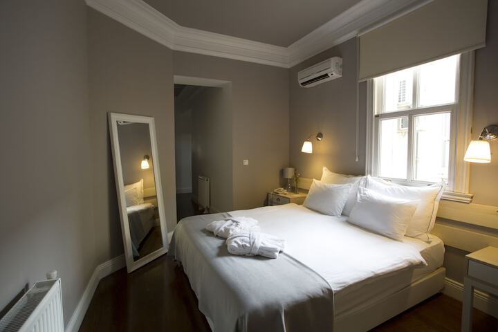 Room 4 of 25