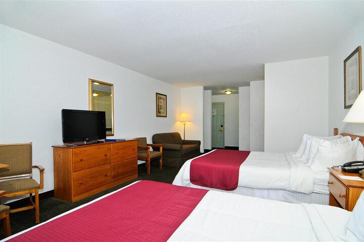 2 Queen Beds Refrigerator High Speed Internet Accessible Coffee Maker, Hairdryer Iron and Ironing Board Full Breakfast (1 of 12)