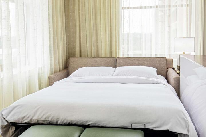 1 King Bed (2 of 14)