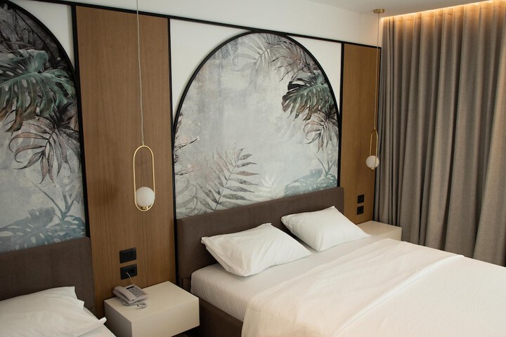 Room 16 of 38