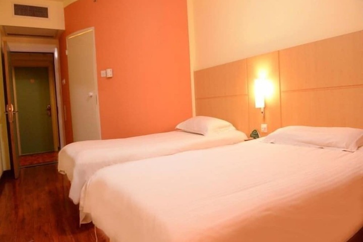 Room 13 of 33