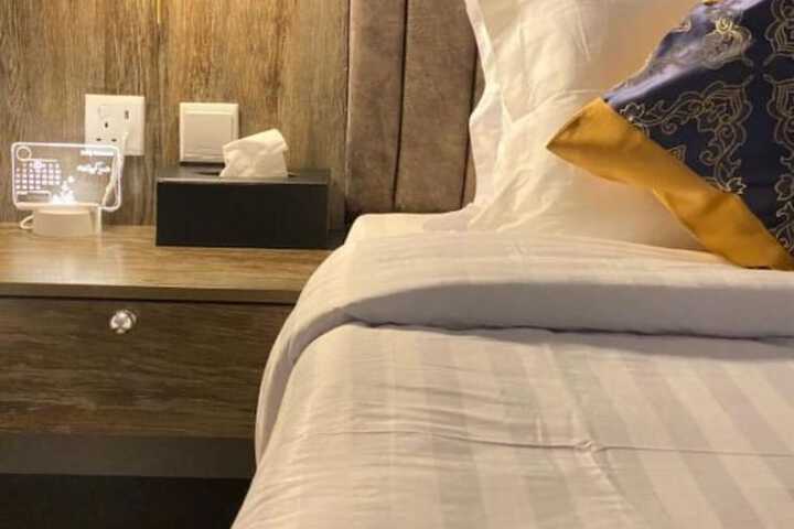 Room 9 of 12