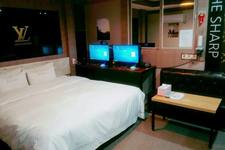 Room 13 of 24