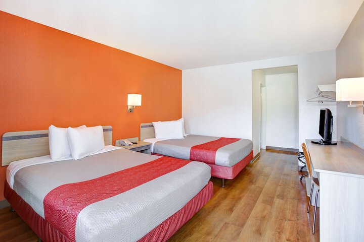 Deluxe Room 2 Double Beds Refrigerator, Microwave (5 of 6)