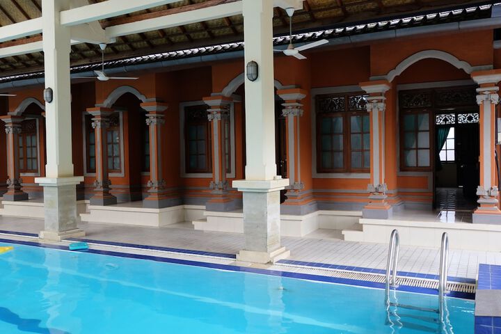 Hotel with Pool