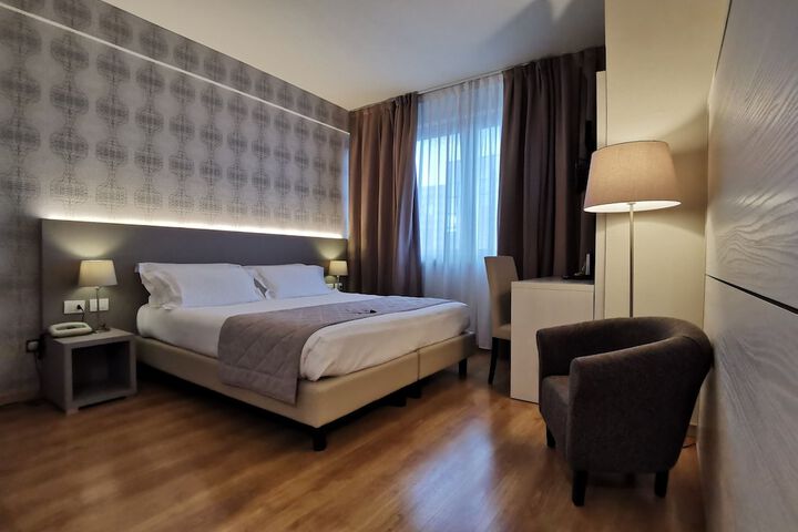 Room 28 of 76