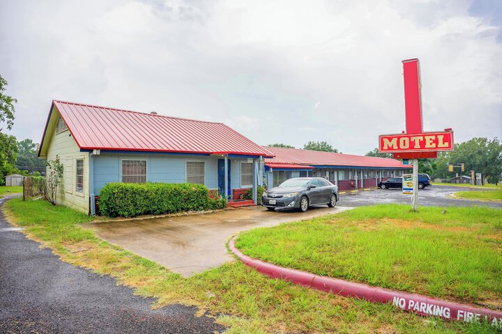 Budget Inn by OYO Palestine Tx Hwy 79 in Palestine, TX