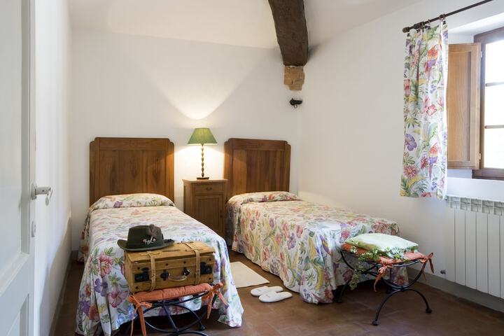Room 12 of 142