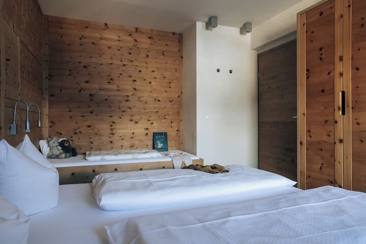 Room 28 of 240