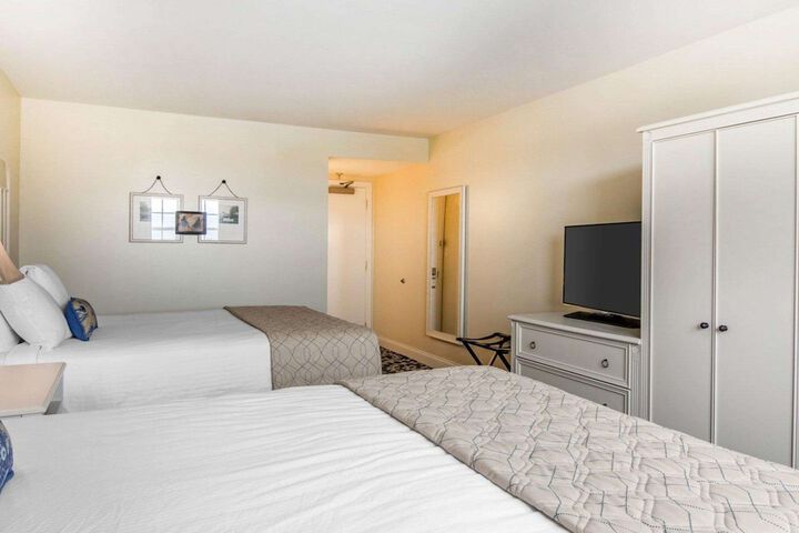 1 Queen Bed (7 of 13)