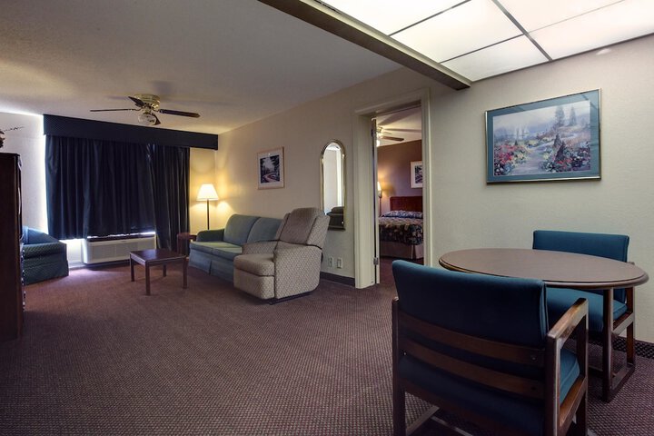 1 King Bed (5 of 9)