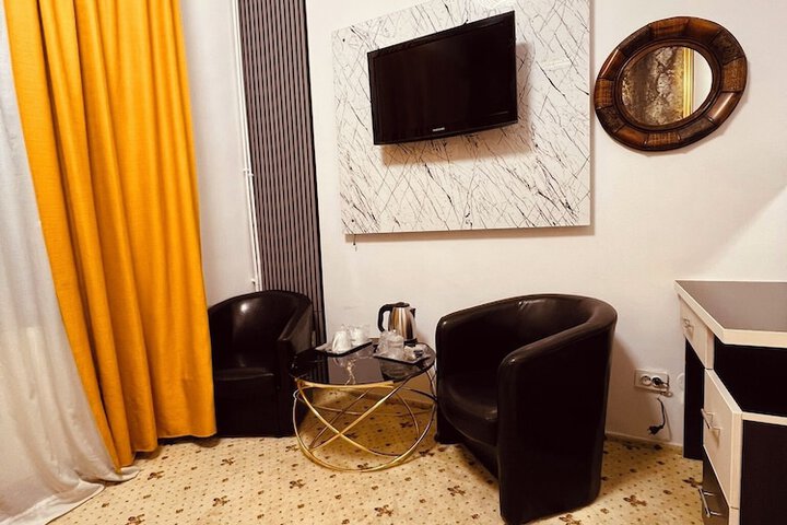 Room 11 of 30