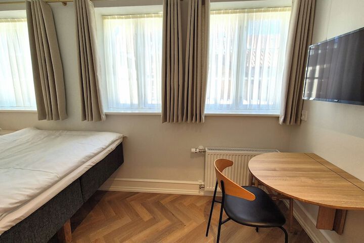 Room 2 of 36