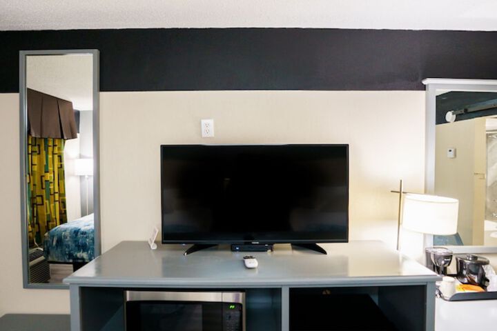 1 King Bed Work Desk Work Space Table and Chairs Microwave and Refrigerator, Coffee and Tea Maker Full Breakfast (28 of 40)
