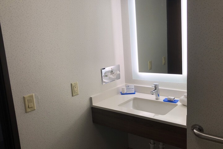 1 King Bed Standard Comm Accessible Tub (27 of 27)