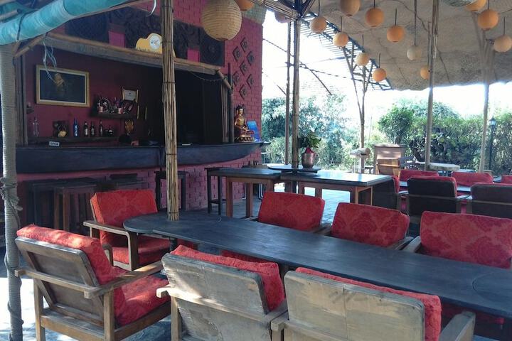 Lounge 8 of 12
