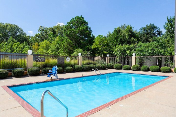 Pool 11 of 18