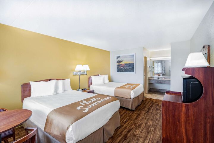 2 Double Beds (3 of 10)