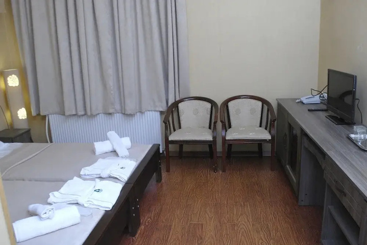 Room 4 of 12