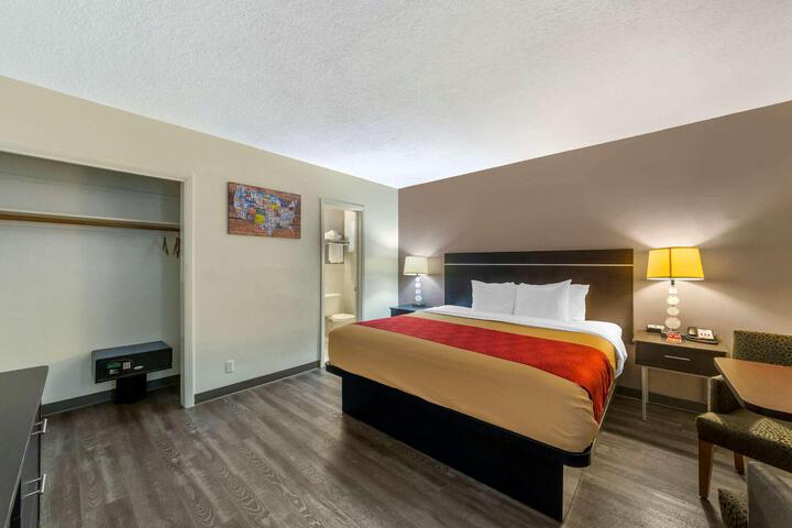 1 King Bed (3 of 24)
