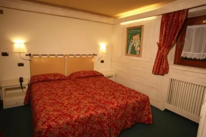 Room 4 of 9