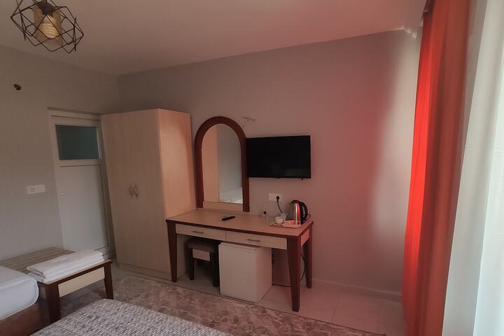 Room 4 of 33
