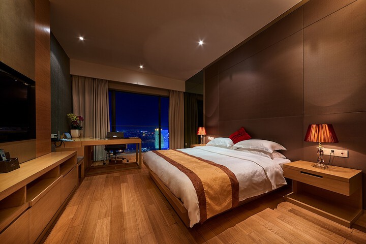Room 6 of 76