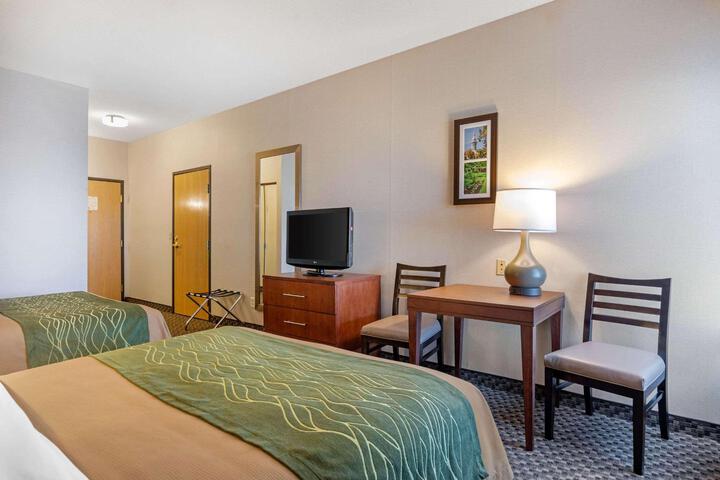 2 Queen Beds (6 of 8)