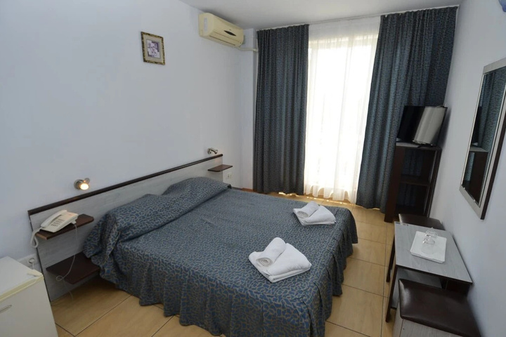 Room 6 of 12