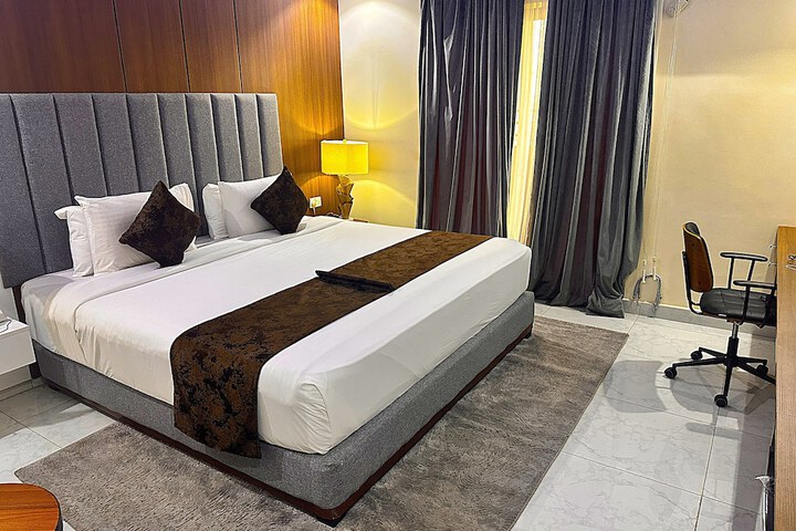 Room 13 of 42