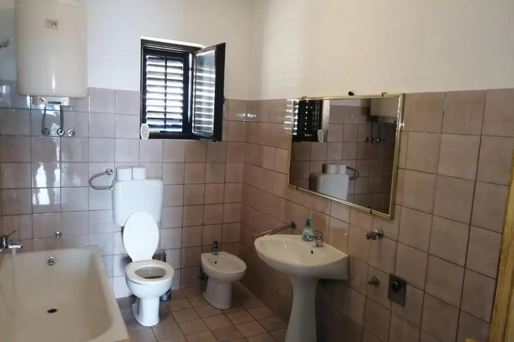 Room 5 of 8