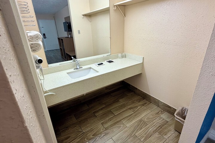 Room 7 of 11