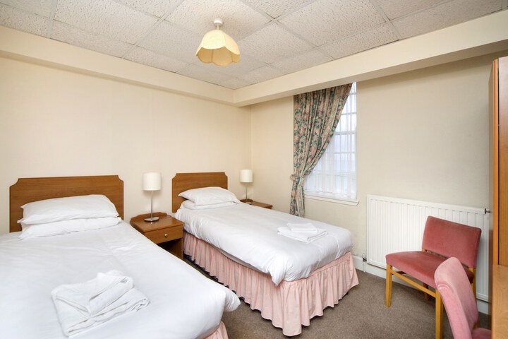 Room 7 of 100