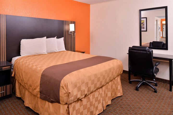1 Queen Bed (3 of 9)