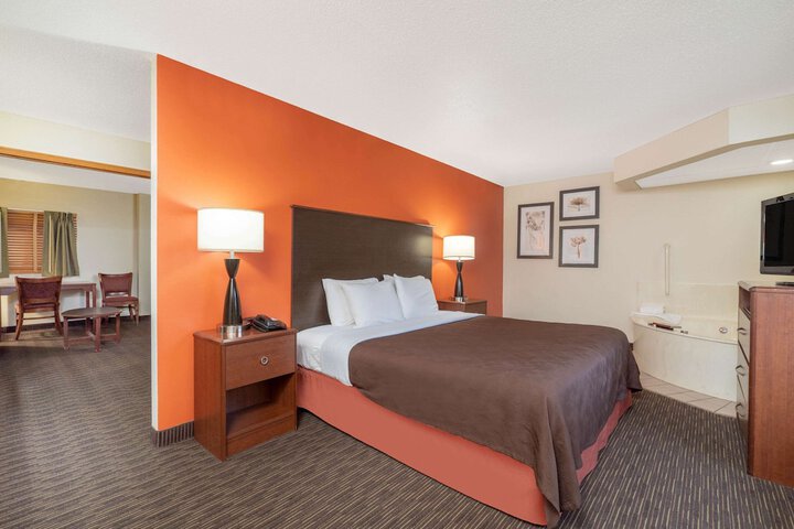 1 King Bed (18 of 30)