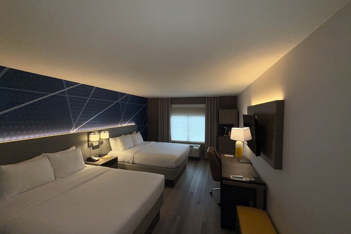 1 Queen Bed (6 of 10)