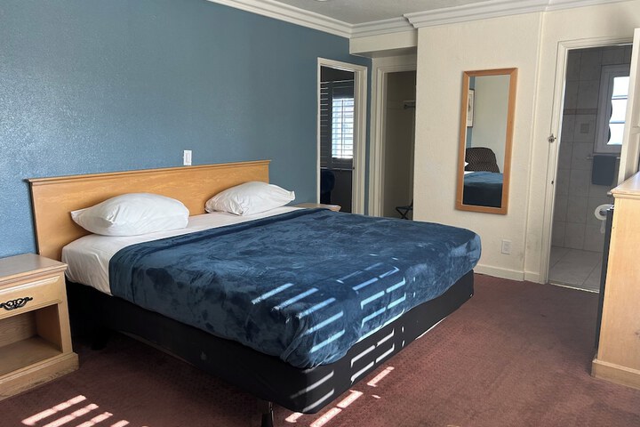 1 King Bed (4 of 15)