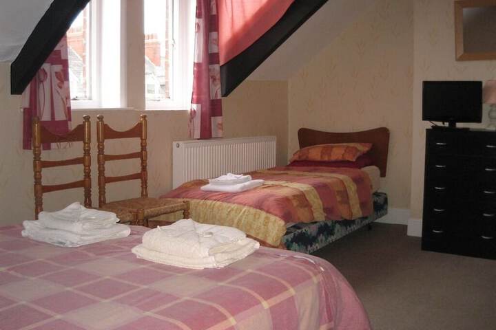 Room 4 of 8