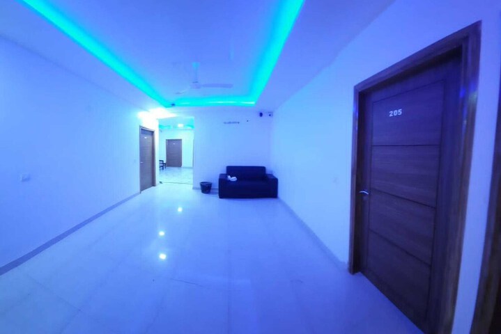 Room 9 of 18